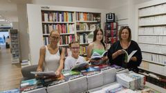 Paqui Fernndez y Marisol Dalama comprando el material y los libros con sus hijas