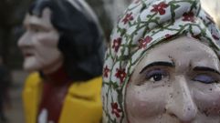 Primer plano de la estatua de la Alameda de Santiago dedicada a Maruxa y Coralia Fandi�o, popularmente conocidas como Las Mar�as o Las Dos en Punto.