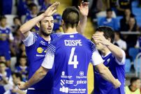 Mimi, con los brazos en alto, festeja un gol con dos compa�eros. 