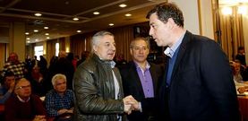 Jos� Blanco y Jos� Ram�n G�mez Besteiro se saludan al comienzo del comit� nacional del PSdeG, en Santiago.