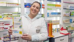 B�rbara Cancela, de la farmacia Central de Baio, con algunos de los medicamentos incluidos en el programa