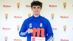 Javi Mier, con el premio a mejor jugador de enero