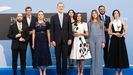 La familia real, con los galardonados en los premios Princesa de Girona, en Lloret de Mar