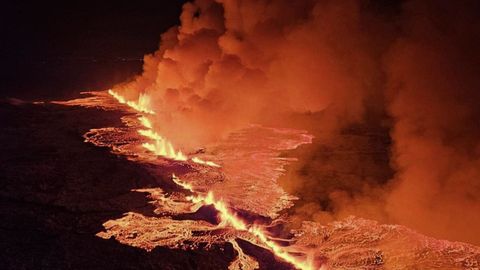 Islandia declara el estado de emergencia tras la erupcin de un volcn cerca de la ciudad de Grindavik. 19/12/2023