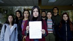 Carmen, la alumna a la que critic� Luciano M�ndez, arropada por sus compa�eros