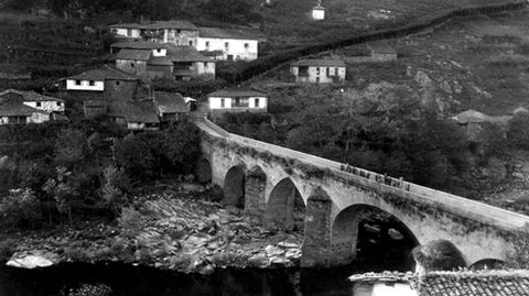 O camiño dos codos e o emparrado da Casa de Valladares. A ponte e a beira chantadina da aldea, nunha foto sacada dende A Laranxeira. Falta a actual estrada, construída en 1927. A vía cara Chantada era o camiño romano dos codos que a partir da Casa de Valladares (na foto, no alto da aldea) partía baixo un rechamante emparrado que daba sombra aos camiñantes