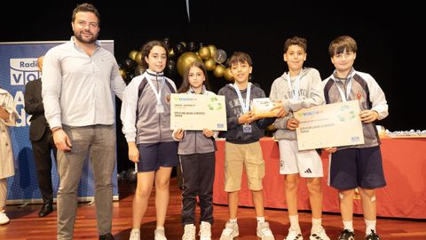 Ecoconsello. El alcalde de Cerceda, Juan Manuel Rodríguez García, posa con los integrantes del equipo adscrito al centro educativo CPR Plurilingüe La Merced de Sarria (Lugo), ganadores en la categoría Ecoconsello