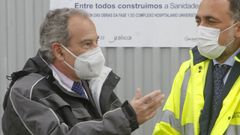 Joaqu�n L�pez-Fando con el conselleiro de Sanidade en una visita a las obras del Marcide