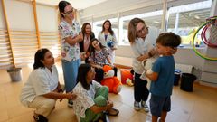 El personal de enfermer�a poniendo la vacuna intranasal en la campa�a del a�o pasado, en el colegio Ra��a Aragonta de Salceda