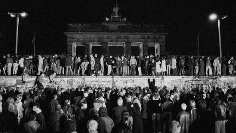 Alemanes del este y oeste celebraron la apertura de la frontera subi�ndose al muro a la altura de la Puerta de Bramdemburgo