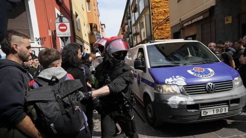 Agentes de la Ertzaintza desalojando un local en una foto de archivo, en junio.