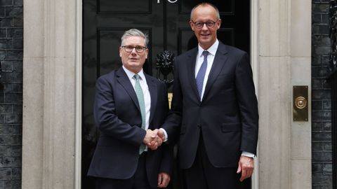 Keir Starmer y Friedrich Merz, en la entrada del nmero 10 de Downing Street