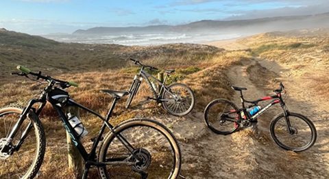 Da de bici cos amigos, la foto ganadora. Mar de Fra, en Fisterra, fue el escenario elegido para inmortalizar un alto en el camino durante una ruta en bicicleta entre amigos