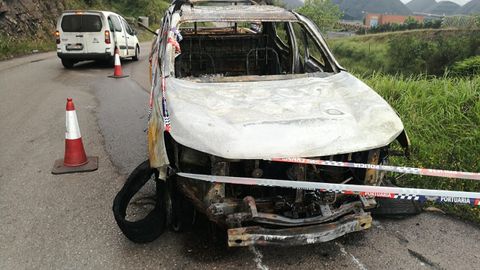 Restos del coche de la EBHI incendiado al inicio de la huelga indefinida en la terminal granelera de El Musel