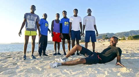 Los primeros inmigrantes que llegarona Sanxenxo, en noviembre, que se alojaron junto a la playa de Areas, donde lo harn tambin los que vendrn a lo largo de este mes.