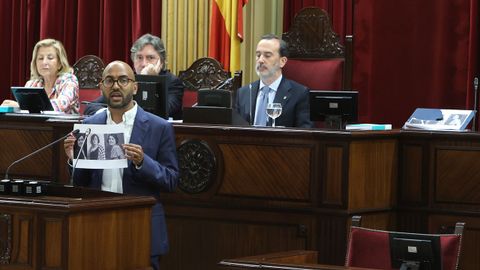 El diputado del PSOE Omar Lamin, interviene en una sesin plenaria ante la mirada del presidente del Parlamento de Baleares, Gabriel Le Senne.