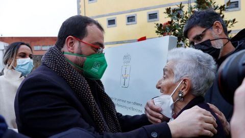 Adrin Barbn e Hilda Farfante en el Da de la Memoria Democrtica 2021 en el que se entreg la medalla de oro a titulo pstumo a Vicent Garcia