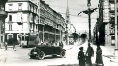 Juana de Vega en 1928 con la torre de la iglesia de los jesuitas al fondo, proyectada por Leoncio Bescansa en 1916, y las viviendas del naciente Ensanche a la izquierda