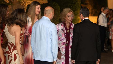 Jaime Anglada hablando con la reina em�rita Sof�a
