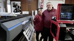 Mari Carmen y Francisco Iriarte en las instalaciones centrales del grupo en Ribadeo