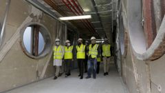 Imagen de archivo de la visita realizada el pasado octubre a la fase cero de las obras del Hospital Universitario A Coru�a. En la foto, el presidente de la Xunta, Alberto N��ez Feijoo, con el gerente del �rea sanitaria de A Coru�a, Luis Verde, el conselleiro de Sanidade, Julio Garc�a Comesa�a, y t�cnicos del proyecto 
