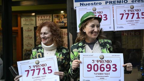 Dos empleadas de una administraci�n de loter�a de Oviedo celebran tras haber vendido d�cimos del 90693, el tercer premio, y del 77715, uno de los quintos premios del Sorteo Extraordinario de la Loter�a de Navidad