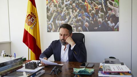 El presidente de Vox, Santiago Abascal, posa tras una entrevista con Europa Press en la sede del partido, en Madrid