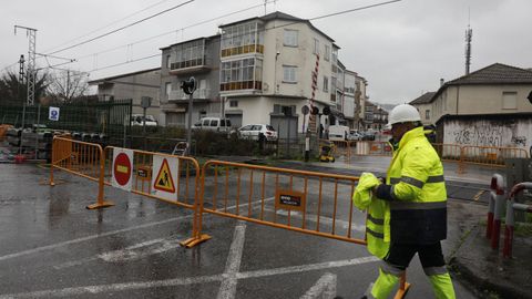 El tr�fico de veh�culos sobre el paso a nivel estar� cortado hasta el s�bado.