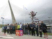 La bandera ondea desde ayer junto al pantal�n del CGTD. 