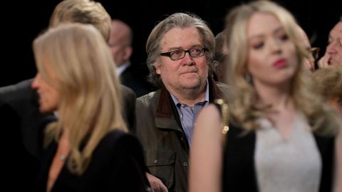 �El agente pol�tico m�s peligroso de Am�rica�. Bannon lleg� a jefe de campa�a tras convertirse en altavoz de supremacistas y de teor�as conspiratorias en la web que dirig�a Breibart News. 