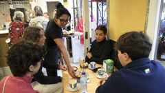 Las ca�as cuestan tres euros en La Tita, pero la cola en la entrada contin�a estable