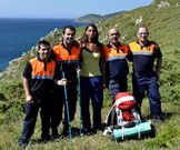 La peregrina alemana, con voluntarios de Protecci�n Civil. 