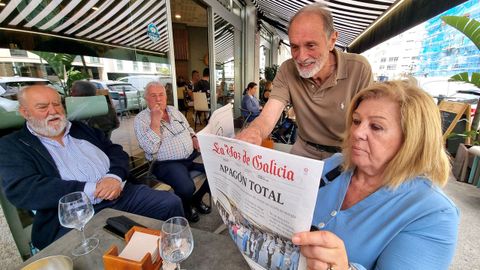 Lectores en Vigo con uno de los ejemplares