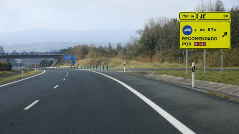 Desvo de la A-54 en Palas de Rei para coger la N-547 y la derecha la va de salida de la futura rea de servicio