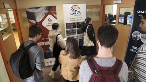 Las clases se suspendieron para que los estudiantes pudiesen visitar los distintos estands de las empresas