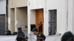 Miembros de la Guardia Civil en el portal n�mero 5 donde este domingo se cometi� el asesinato de un menor de 13 a�os en la localidad valenciana de Sueca