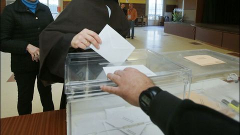 Una monja votando en las elecciones del 2015
