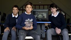 Jacobo, �lvaro y Juan, de izquierda a derecha, estudian 2� de ESO en la Compa��a de Mar�a