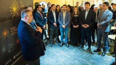 El presidente de la Mancomunidade do Saln�s, David Castro, y dem�s representantes locales