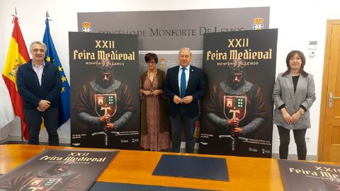 El alcalde Jos� Tom� (centro) present� el cartel anunciador de la Feira Medieval de Monforte acompa�ado por la teniente de alcalde Gloria Prada y los t�cnicos municipales Carlos Rodr�guez y Trinidad L�pez 