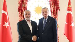 El presidente turco, Recep Tayyip Erdogan (derecha), se re�ne con el presidente del bur� pol�tico de la organizaci�n palestina Ham�s, Ismail Haniya, en el complejo presidencial.