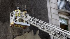 Imagen de archivo de los bomberos de Vigo durante una intervenci�n en una fachada