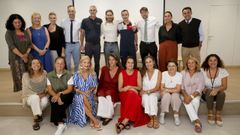El artista coru��s Carlos Ares (arriba, en el centro) visit� el colegio Eir�s, en el que estudi�, y se fotografi� con sus profesores