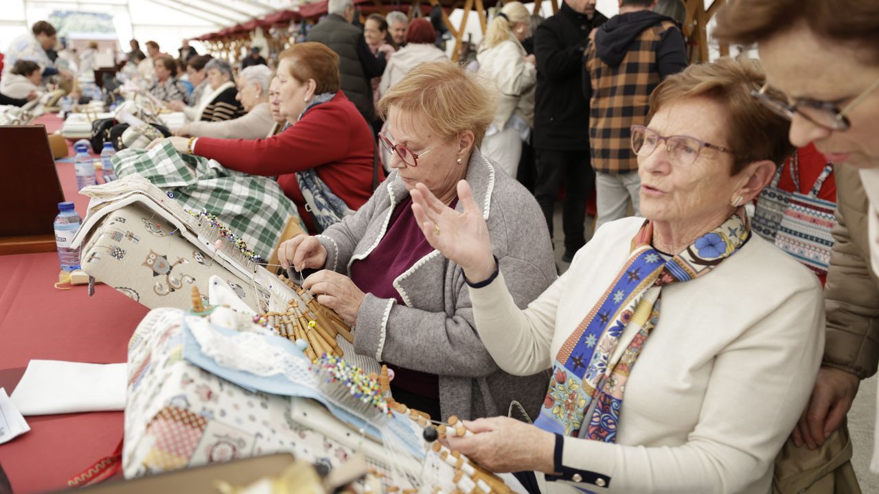 Alrededor de 300 palilleiras unidas por la misma afición se dan cita en San Cibrao