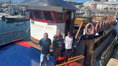 Fran Fern&aacute;ndez, en el centro, con sus compa&ntilde;eros del barco tur&iacute;stico R&iacute;as Altas 2, que lleg&oacute; el s&aacute;bado a la Marina con unas temperaturas muy elevadas y que ayer se encontr&oacute; con la entrada de la niebla.  