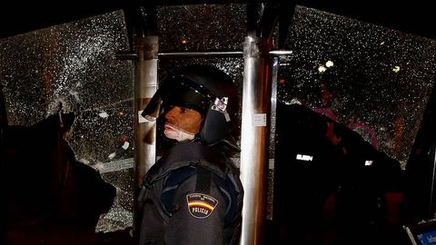 Un policía, durante los disturbios del 22M