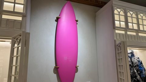 La tabla de surf dise�ada por�Pierpaolo Piccioli, en el Zara de Juan Fl�rez