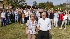 Pilar Cendn y y Santi Naya, que hace 20 aos cerraron Casa Enrique en la calle Compostela, con algunos de los invitados que a lo largo del sbado acudieron a la fiesta que organizaron en su casa de Bergondo