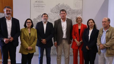 Besteiro, en el centro, al t�rmino de la jornada sobre financiaci�n y autogobierno, en el Parlamento gallego.