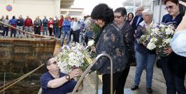 Familiares de n�ufragos acudieron con numerosos ramos de flores. 